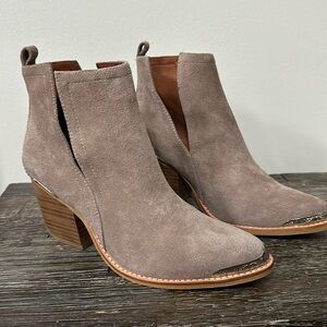 Women’s Catherine Malandrino Tan Suede Driscoll Booties. US 8 NIB